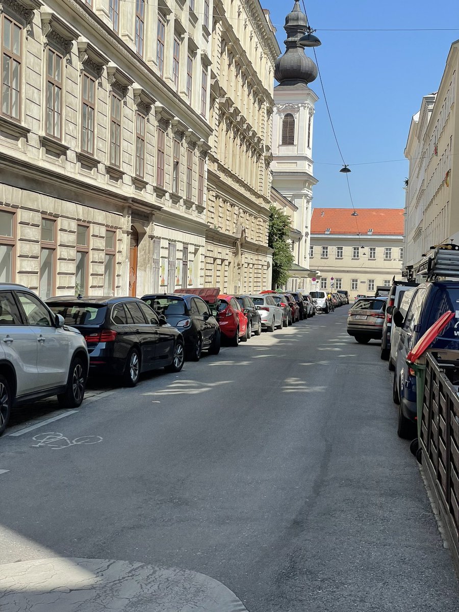 Beliebige Kreuzung in der #Klimamusterstadt Wien, Blick in alle Richtungen: Blech, Blech, Blech und kein einziger Baum. (Loudongasse/Schlösselgasse in 1080.)