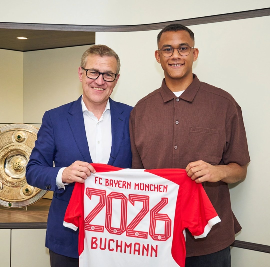 🚨 FC Bayern has given Tarek #Buchmann a professional contract until 2026. The 18-year-old defender joined the U16s of the German record champions from the FC Augsburg youth team in 2019 and has played in all youth teams since then.