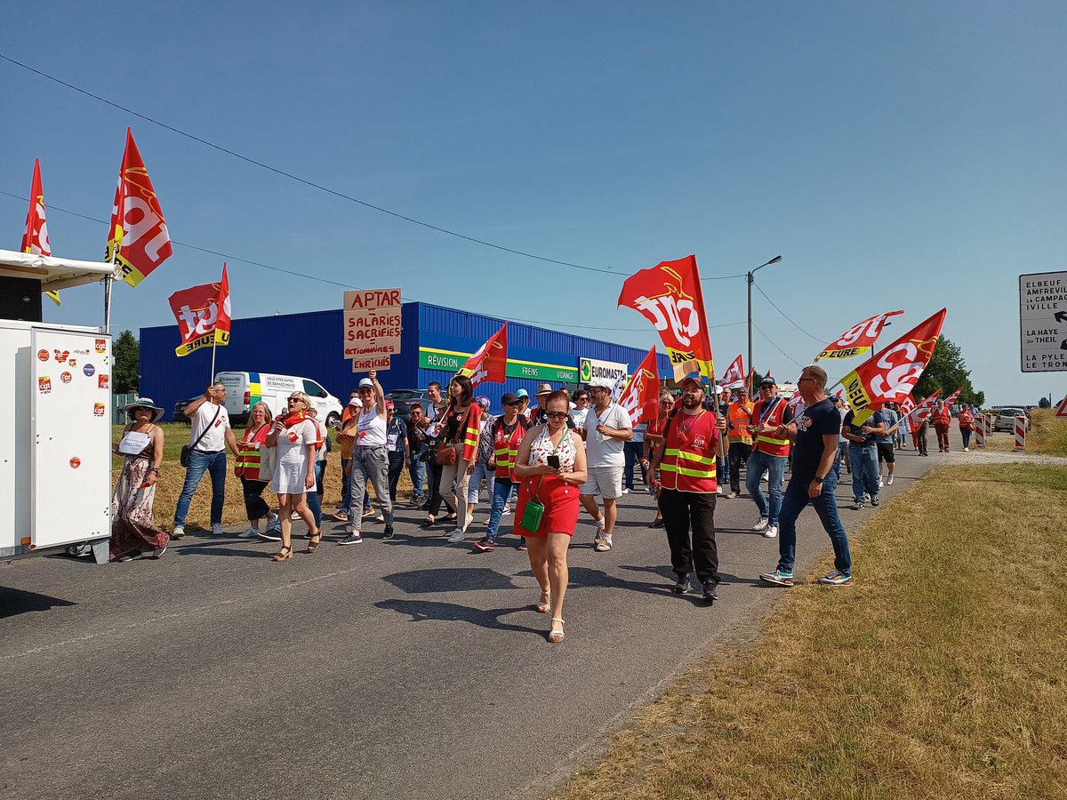 Au #Neubourg, où 16 postes sont menacés de suppression chez #Aptar, une manifestation est en cours en direction du centre-ville. 130 personnes présentes dans un cortège très bruyant et déterminé à faire annuler ce PSE