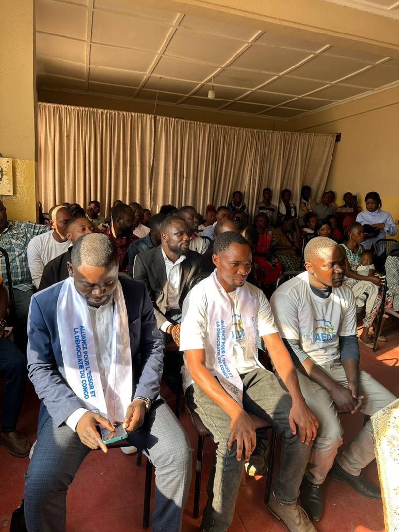 ChristianBasem1's tweet photo. Nous avons été honoré lors de notre passage à Lubumbashi où nous avons échangé avec les membres de notre cher parti politique Alliance pour l’Essor et la Démocratie du Congo, AEDC. D’importantes résolutions en sont sorties afin de faire de faire face aux prochaines élections. https://t.co/itLtYzYBZl