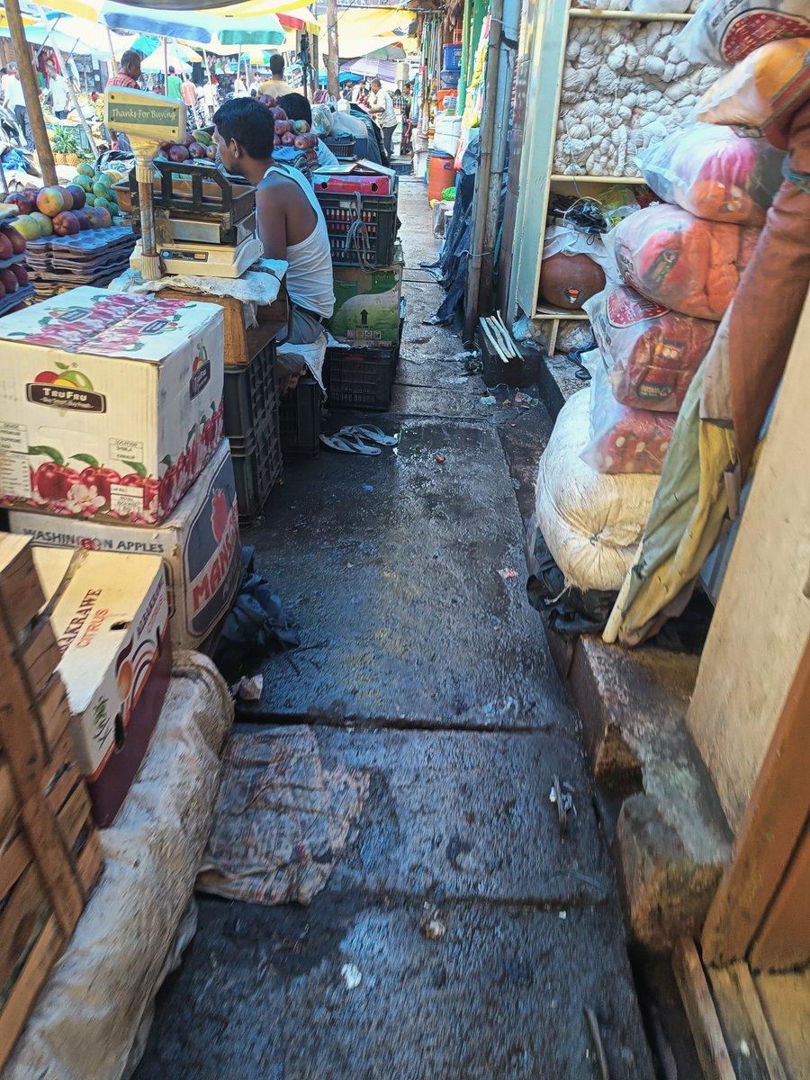 iampriyankjalan's tweet photo. @CMOfficeAssam @TheAshokSinghal @himantabiswa @DCKamrupMetro 

Sir, this is the way the fruit vendors are occupying public space at M M Road, Fancy Bazar obstructing pedestrian to be used by public. They have encroached which is creating mess and hampering the business. https://t.co/Lsj9HEh0BS