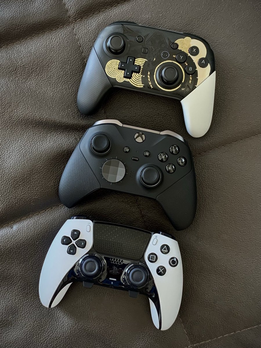 NikeFerrari_'s tweet image. Choose your current gen pro console weapon!🤙🏻🔥🎮❤️

#NintendoSwitchProController
#XboxEliteSeries2Controller
#SonyPS5DualSenseEdgeController