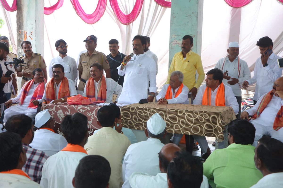 iambadasdanve's tweet photo. एकीकडे सरकारने शेतकऱ्यांची पत न बघता सरसकट पिक कर्ज मंजूर करण्याचे बँकांना आदेश दिलेले आहे.तरीही बँका मनमानी पद्धतीने कार्यभार करत असून पिक कर्ज देण्यास टाळाटाळ करत आहे. आवश्यकतेनुसार शेतकऱ्यांना पीक कर्ज बँकांनी मंजूर करावे अशा सूचना शिवगर्जना आता जिंकेपर्यंत लढायचं या संपर्क मोहिमेदरम्यान दिल्या.

याप्रसंगी सह संपर्कप्रमुख आसाराम रोठे, मा. आ. श्री.भाऊसाहेब चिकटगावकर, महिला आघाडी जिल्हा संघटक प्रतिभा जगताप, उपजिल्हा संघटक लताताई पगारे, उपजिल्हाप्रमुख अंकुश सूंभ,संजय निकम,लक्ष्मण सांगळे, अविनाश गलांडे, तालुकाप्रमुख सुभाष कानडे, विधानसभा संघटक मनाजी मिसाळ,मनोज गायके व आदि पदअधिकारी व उप तालुकाप्रमुख नागेश चौधरी उपस्थित होते.