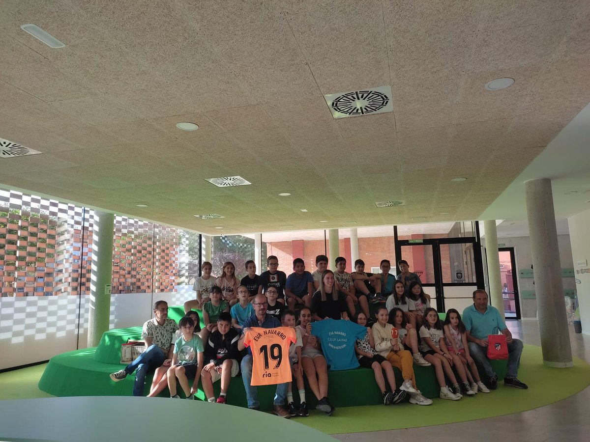 CeipPaz's tweet photo. Hoy nos ha visitado…EVA  NAVARRO,  campeona  de  la  Copa  de  la  Reina  con  el  @Atleti y  jugadora  de la  @SEFutbolFem y  sobre  todo,  alumna  del  @CeipPaz y  @Educarm  Hoy  nos  ha  demostrado  que  los  sueños  (a  veces)  se  cumplen,  GRACIAS @la7tele 
@AytoYecla https://t.co/6aZAk2IQvg