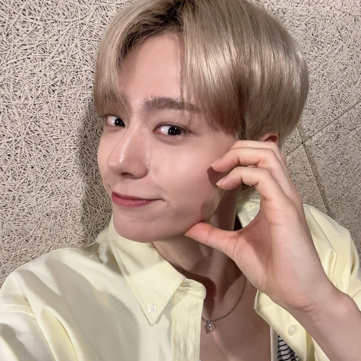 official_ONEUS's tweet photo. [#환웅]
난 너를 찾아 윙x💛💛💛💛 https://t.co/XUO0RGlMxq