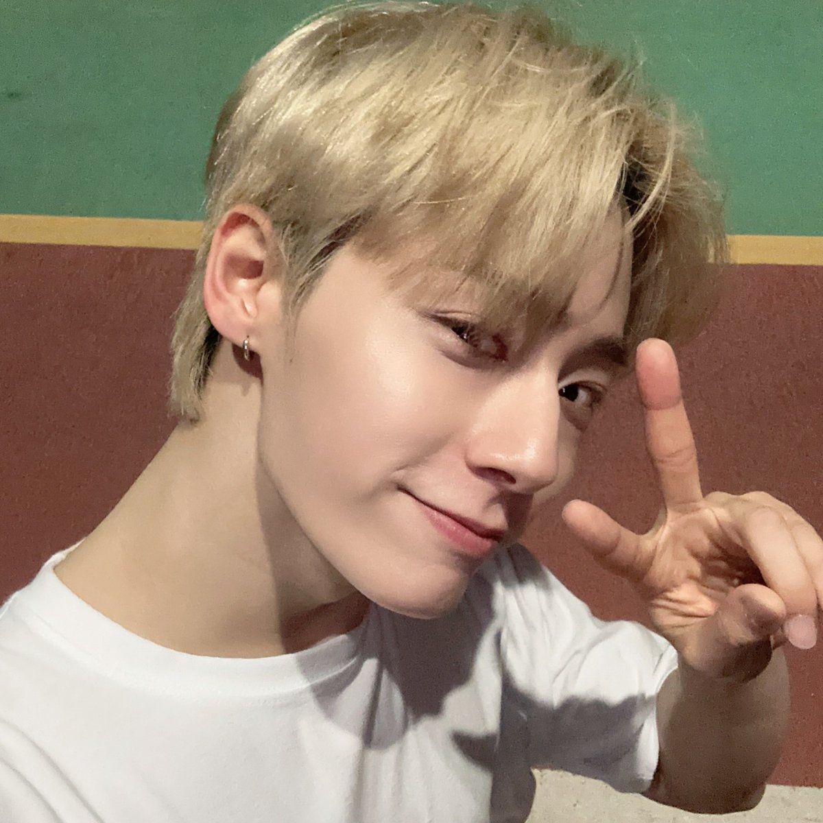official_ONEUS's tweet photo. [#환웅]
난 너를 찾아 윙x💛💛💛💛 https://t.co/XUO0RGlMxq
