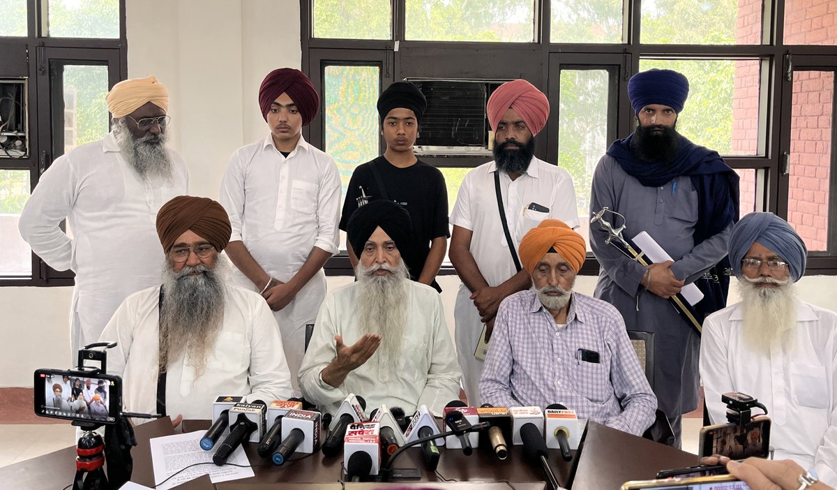 DaljitSinghBhai's tweet photo. ***ਸੰਸਾਰ ਭਰ ਦੇ ਸਰਗਰਮ ਸਿੱਖ ਜਥਿਆਂ ਤੇ ਸੰਸਥਾਵਾਂ ਦੀ ਨੁਮਾਇੰਦਾ ਵਿਸ਼ਵ ਸਿੱਖ ਇਕੱਤਰਤਾ 28 ਜੂਨ ਨੂੰ: ਪੰਥ ਸੇਵਕ

***ਸ੍ਰੀ ਅਕਾਲ ਤਖਤ ਸਾਹਿਬ ਦੀ ਸੇਵਾ ਸੰਭਾਲ ਬਾਰੇ ਸਾਂਝਾ ਫੈਸਲਾ ਲੈਣਾ ਇਕੱਤਰਤਾ ਦਾ ਮਨੋਰਥ

ਬਠਿੰਡਾ (16 ਮਈ): ਪੰਥ ਸੇਵਕ ਸਖਸ਼ੀਅਤਾਂ ਭਾਈ ਦਲਜੀਤ ਸਿੰਘ ਬਿੱਟੂ ਅਤੇ ਭਾਈ ਹਰਦੀਪ ਸਿੰਘ ਮਹਿਰਾਜ ਨੇ ਅੱਜ ਬਠਿੰਡਾ ਵਿਖੇ ਇਕ ਪੱਤਰਕਾਰ ਵਾਰਤਾ ਦੌਰਾਨ ਮੀਰੀ ਪੀਰੀ ਦਿਵਸ ਮੌਕੇ ਹੋਣ ਵਾਲੀ ਵਿਸ਼ਵ ਸਿੱਖ ਇਕੱਤਰਤਾ ਬਾਰੇ ਜਾਣਕਾਰੀ ਸਾਂਝੀ ਕੀਤੀ।

ਸਰਕਟ ਹਾਊਸ ਬਠਿੰਡਾ ਵਿਖੇ ਪੱਤਰਕਾਰਾਂ ਨਾਲ ਗੱਲਬਾਤ ਕਰਦਿਆਂ ਭਾਈ ਦਲਜੀਤ ਸਿੰਘ ਨੇ ਕਿਹਾ ਕਿ ਖਾਲਸਾ ਪੰਥ ਵਿਚ ਸਾਂਝੇ ਫੈਸਲਿਆਂ ਅਤੇ ਸਾਂਝੀ ਅਗਵਾਈ ਦੀ ਪਰੰਪਰਾ ਰਹੀ ਹੈ ਪਰ ਬੀਤੀ ਸਦੀ ਦੌਰਾਨ ਪੱਛਮੀ ਤਰਜ਼ ਦੇ ਜਥੇਬੰਦਕ ਢਾਂਚਿਆਂ ਤੇ ਅਮਲਾਂ ਕਾਰਨ ਇਹ ਪਰੰਪਰਾ ਵਿਚ ਖੜੋਤ ਆਈ ਹੈ। ਜਿਸ ਕਾਰਨ ਖਾਲਸਾ ਪੰਥ ਦੀ ਕੇਂਦਰੀ ਸੰਸਥਾ ਸ੍ਰੀ ਅਕਾਲ ਤਖਤ ਸਾਹਿਬ ਦੀ ਸੇਵਾ ਸੰਭਾਲ ਦਾ ਨਜ਼ਾਮ ਗੈਰ-ਪੰਥਕ ਲੀਹਾਂ ਉੱਤੇ ਚਲਾ ਗਿਆ ਹੈ ਅਤੇ ਇਸ ਵਿਚ ਪੰਚ ਪ੍ਰਧਾਨੀ ਸਾਂਝੀ ਅਗਵਾਈ ਅਤੇ ਗੁਰਮਤੇ ਦੀ ਪ੍ਰਧਾਨਤਾ ਨਹੀਂ ਰਹੀ। ਇਹੀ ਕਾਰਨ ਹੈ ਕਿ ਵੋਟਾਂ ਦੇ ਮੁਫਾਦਾਂ ਵਾਲੀਆਂ ਧਿਰਾਂ ਤਖਤ ਸਾਹਿਬਾਨ ਦੇ ਜਥੇਦਾਰਾਂ ਨੂੰ ਆਪਣੀ ਮਨਮਰਜੀ ਨਾਲ ਲਗਾ ਅਤੇ ਲਾਹ ਦਿੰਦੇ ਹਨ। ਇਸ ਦਾ ਪ੍ਰਤੱਖ ਪ੍ਰਮਾਣ ਅੱਜ ਦਾ ਘਟਨਾਕ੍ਰਮ ਹੈ ਜਿਸ ਤਹਿਤ ਸ਼੍ਰੋਮਣੀ ਗੁਰਦੁਆਰਾ ਪ੍ਰਬੰਧਕ ਕਮੇਟੀ ਵੱਲੋਂ ਗਿਆਨੀ ਹਰਪ੍ਰੀਤ ਸਿੰਘ ਨੂੰ ਹਟਾ ਕੇ ਗਿਆਨ ਰਘਬੀਰ ਸਿੰਘ ਨੂੰ ਅਕਾਲ ਤਖਤ ਸਾਹਿਬ ਦਾ ਜਥੇਦਾਰ ਐਲਾਨਿਆ ਗਿਆ ਹੈ।

ਉਹਨਾ ਕਿਹਾ ਕਿ ਇਸੇ ਖੜੋਤ ਨੂੰ ਦੂਰ ਕਰਨ ਦੀ ਕੋਸ਼ਿਸ਼ ਪੰਥ ਸੇਵਕ ਸਖਸ਼ੀਅਤਾਂ ਵੱਲੋਂ ਵੱਖ-ਵੱਖ ਸਿੱਖ ਤੇ ਪੰਥਕ ਹਿੱਸਿਆਂ ਵਿਚ ਸਾਂਝੀ ਰਾਏ ਬਣਾਉਣ ਦੇ ਯਤਨ ਕੀਤੇ ਜਾ ਰਹੇ ਹੈ। ਇਹਨਾ ਯਤਨਾਂ ਅਧੀਨ ਜਿੱਥੇ ਬੀਤੇ ਵਰ੍ਹੇ ਤੋਂ ਗੁਰ-ਸੰਗਤ ਅਤੇ ਖਾਲਸਾ ਪੰਥ ਦੇ ਵੱਖ-ਵੱਖ ਹਿੱਸਿਆਂ ਜਿਵੇਂ ਕਿ ਸਿੱਖ ਸੰਪਰਦਾਵਾਂ, ਪੰਥਕ ਜਥਿਆਂ, ਸੰਸਥਾਵਾਂ, ਵਿਚਾਰਵਾਨਾਂ, ਸਖਸ਼ੀਅਤਾਂ ਆਦਿ ਨਾਲ ਵਿਚਾਰ ਗੋਸ਼ਟੀਆਂ ਕੀਤੀਆਂ ਗਈਆਂ ਹਨ ਓਥੇ ਹੁਣ ਇਹਨਾ ਗੋਸ਼ਟੀਆਂ ਰਾਹੀਂ ਬਣੀ ਸਮਝ ਤੇ ਰਾਏ ਅਨੁਸਾਰ ਆਉਂਦੀ 28 ਜੂਨ ਨੂੰ ਮੀਰੀ ਪੀਰੀ ਦਿਵਸ ਮੌਕੇ ਸ੍ਰੀ ਅਨੰਦਪੁਰ ਸਾਹਿਬ ਵਿਖੇ ਵਿਸ਼ਵ ਸਿੱਖ ਇਕੱਤਰਤਾ ਕੀਤੀ ਜਾ ਰਹੀ ਹੈ। ਇਹ ਇਕੱਤਰਤਾ ਇੱਕ ਨੁਮਾਇੰਦਾ ਇਕੱਠ ਹੋਵੇਗਾ ਜਿਸ ਵਿਚ ਸੰਸਾਰ ਭਰ ਵਿਚ ਖਾਲਸਾ ਪੰਥ ਅਤੇ ਗੁਰ-ਸੰਗਤਿ ਦੀ ਸੇਵਾ ਵਿਚ ਵਿਚਰ ਰਹੇ ਕਾਰਜਸ਼ੀਲ ਜਥਿਆਂ ਦੇ ਨੁਮਾਇੰਦੇ ਹਿੱਸਾ ਲੈਣਗੇ। 

ਭਾਈ ਹਰਦੀਪ ਸਿੰਘ ਮਹਿਰਾਜ ਨੇ ਕਿਹਾ ਕਿ ਵਿਸ਼ਵ ਸਿੱਖ ਇਕੱਤਰਤਾ ਲਈ ਸੱਦੇ ਅਤੇ ਤਾਲਮੇਲ ਕਰਨ ਦਾ ਕਾਰਜ ਆਖਰੀ ਪੜਾਅ ਉੱਤੇ ਹੈ। ਉਹਨਾ ਕਿਹਾ ਕਿ ਵਿਸ਼ਵ ਸਿੱਖ ਇਕੱਤਰਤਾ ਦਾ ਮਨੋਰਥ ਸ੍ਰੀ ਅਕਾਲ ਤਖਤ ਸਾਹਿਬ ਦੀ ਸੇਵਾ ਸੰਭਾਲ ਪੰਥਕ ਲੀਹਾਂ ਅਨੁਸਾਰੀ ਕਰਨ ਵਾਸਤੇ ਗੁਰਮਤਿ ਆਸ਼ੇ ਤੇ ਪੰਥਕ ਪਰੰਪਰਾ ਅਨੁਸਾਰ ਸਾਂਝਾ ਫੈਸਲਾ ਲੈਣਾ ਸੁਹਿਰਦ ਯਤਨ ਕਰਨਾ ਹੈ। ਉਹਨਾ ਕਿਹਾ ਕਿ ਇੱਕਤਰਤਾ ਦੇ ਸੱਦੇ ਨੂੰ ਸੁਹਿਰਦ ਹਿੱਸਿਆਂ ਵੱਲੋਂ ਚੰਗਾ ਹੁੰਗਾਰਾ ਮਿਲ ਰਿਹਾ ਹੈ। 

ਪੰਥ ਸੇਵਕ ਸਖਸ਼ੀਅਤਾਂ ਨੇ ਆਸ ਪ੍ਰਗਟਾਈ ਕਿ ਗੁਰੂ ਸਾਹਿਬ ਦੀ ਕਿਰਪਾ ਨਾਲ ਇਹ ਨੁਮਾਇੰਦਾ ਇਕੱਤਰਤਾ ਗੁਰਮਤਿ ਆਸ਼ੇ ਤੇ ਪੰਥਕ ਪਰੰਪਰਾ ਅਨੁਸਾਰ ਮਿੱਥੇ ਮਨੋਰਥ ਸਰ ਕਰਨ ਵਿਚ ਕਾਮਯਾਬ ਹੋਵੇਗੀ।