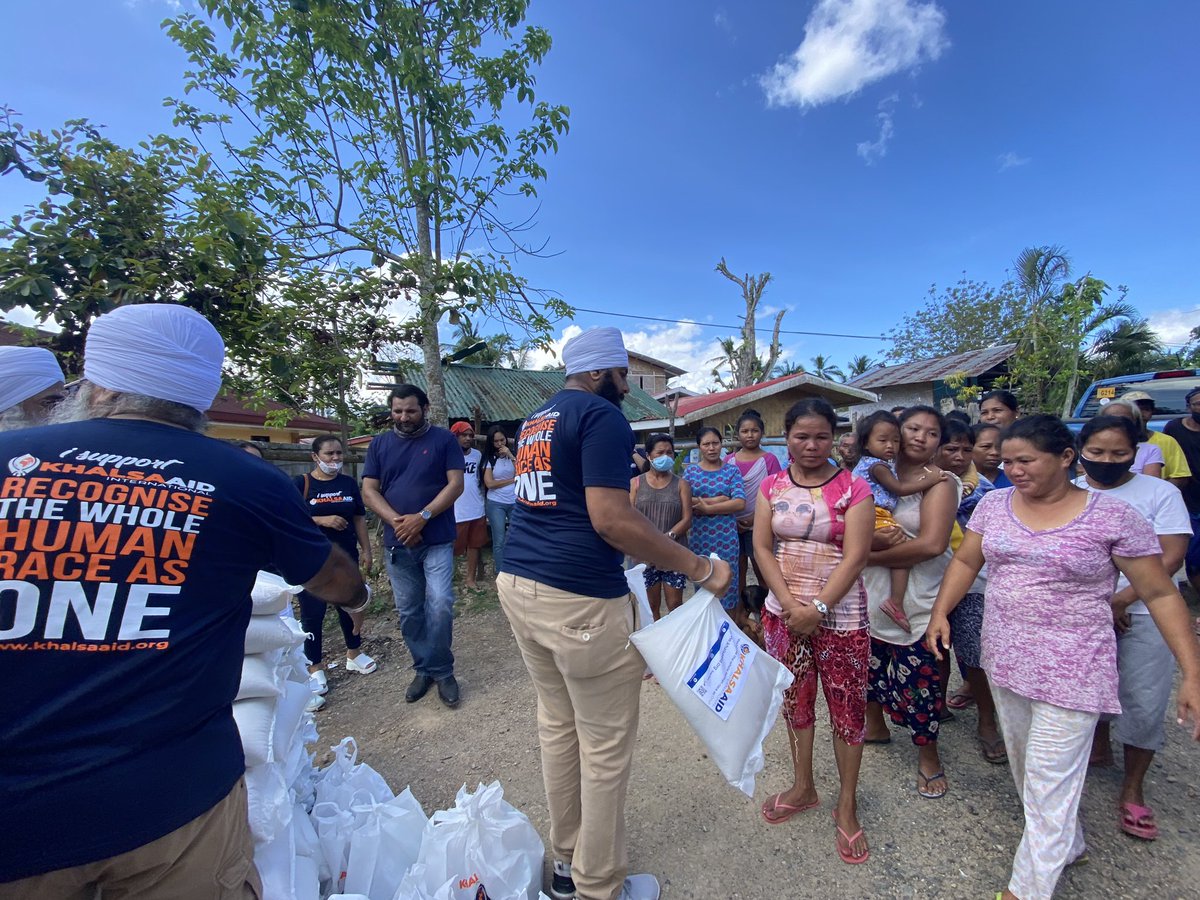 Khalsa_Aid's tweet photo. Typhoon Rai in 2021, hit the Philippines, uprooting coastal communities and flooding tows across the country. Our volunteers distributed 3,800 food parcels helping 17,000 people providing vital humanitarian assistance.

#FoodSecurity
@ukinphilippines https://t.co/Ib7WuNCrbP