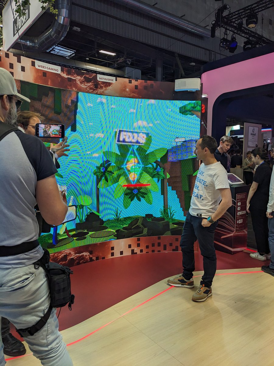 Visite de <a href="/borgetsebastien/">Sebastien 🏞</a> sur le stand @fdj à  <a href="/VivaTech/">Viva Technology</a>
pour découvrir la parcelle FDJ  dans #TheSandbox 
Coming soon 🚀
#web3 #Metaverse #gaming