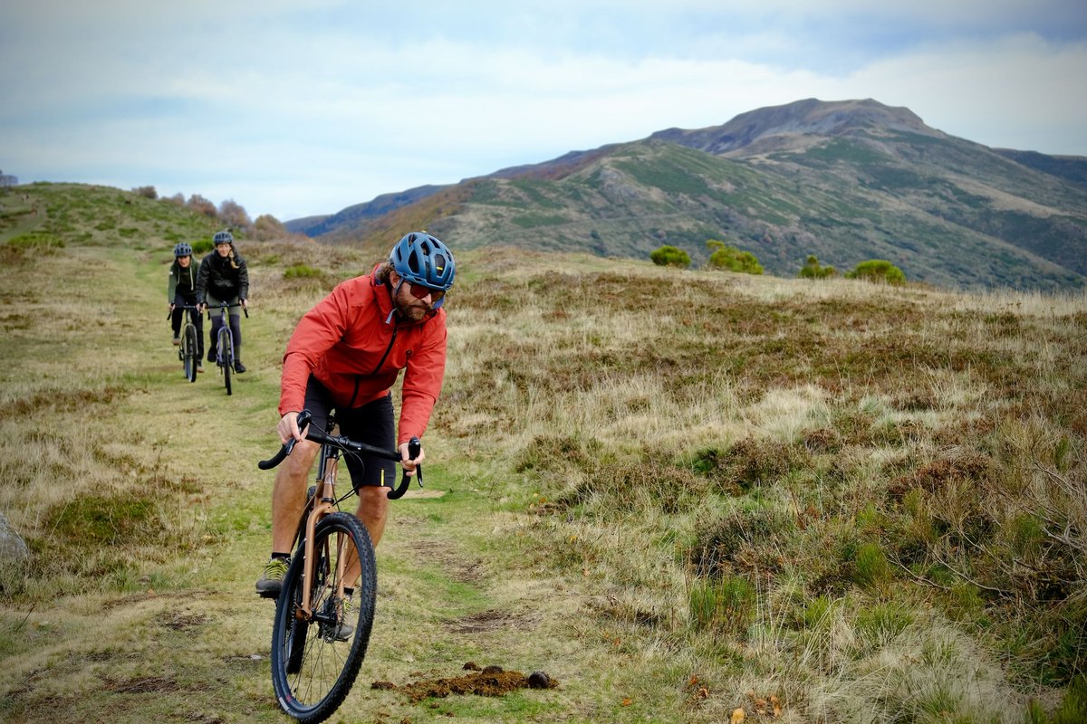 🚴‍♀️Connaissez-vous le gravel ? Il permet de mixer sentiers, chemins, routes, en laissant libre cours à la découverte des paysages du #cantal
A découvrir :  
📆 Rando 𝐋𝐚 𝐆𝐫𝐚𝐯𝐞 𝐆𝐫𝐚𝐯𝐞𝐥 les 17&amp;18 juin 
🌄 Les vélo gravel des Cycles Victoire chez Alta Terra - Puy Mary