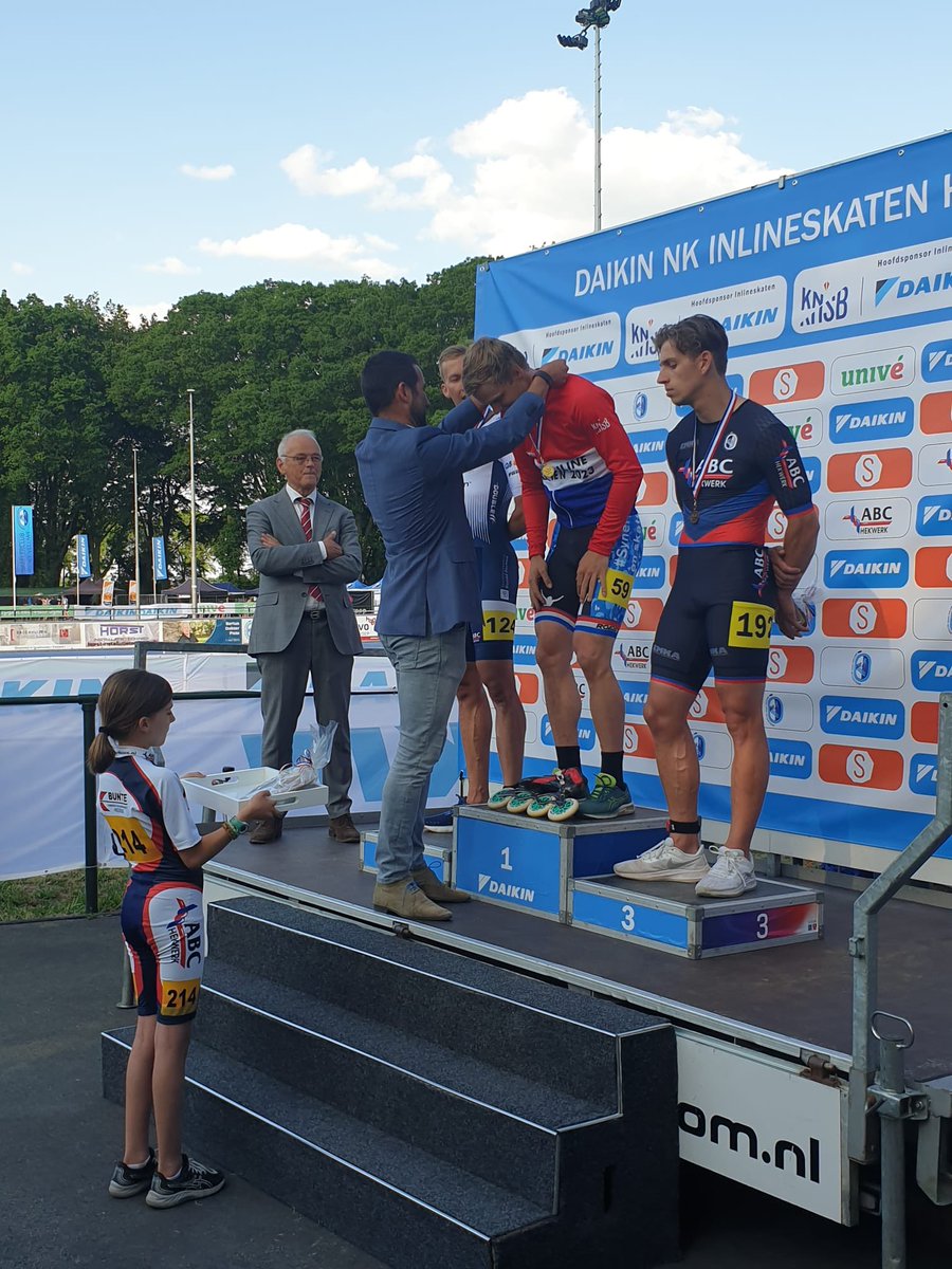 Donderdag mocht burgemeester <a href="/JWWiggers/">Jan Willem Wiggers</a> het NK Skeeleren openen. Daarna hebben we samen de eerste winnaars gehuldigd.🥇🥈🥉

Prachtig om te zien dat de SKOV samen met alle vrijwilligers💪🏼 er weer in geslaagd zijn een topevenement neer te zetten.
Vandaag en morgen: toegang gratis!