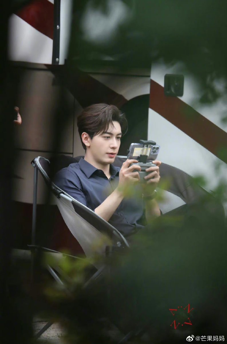 Weibo Cnets are praising Chen XingXu’s face card because tell me why he looks so good while candidly trying to fly a drone 

#ChenXingXu #陈星旭 #MyBoss #你也有今天