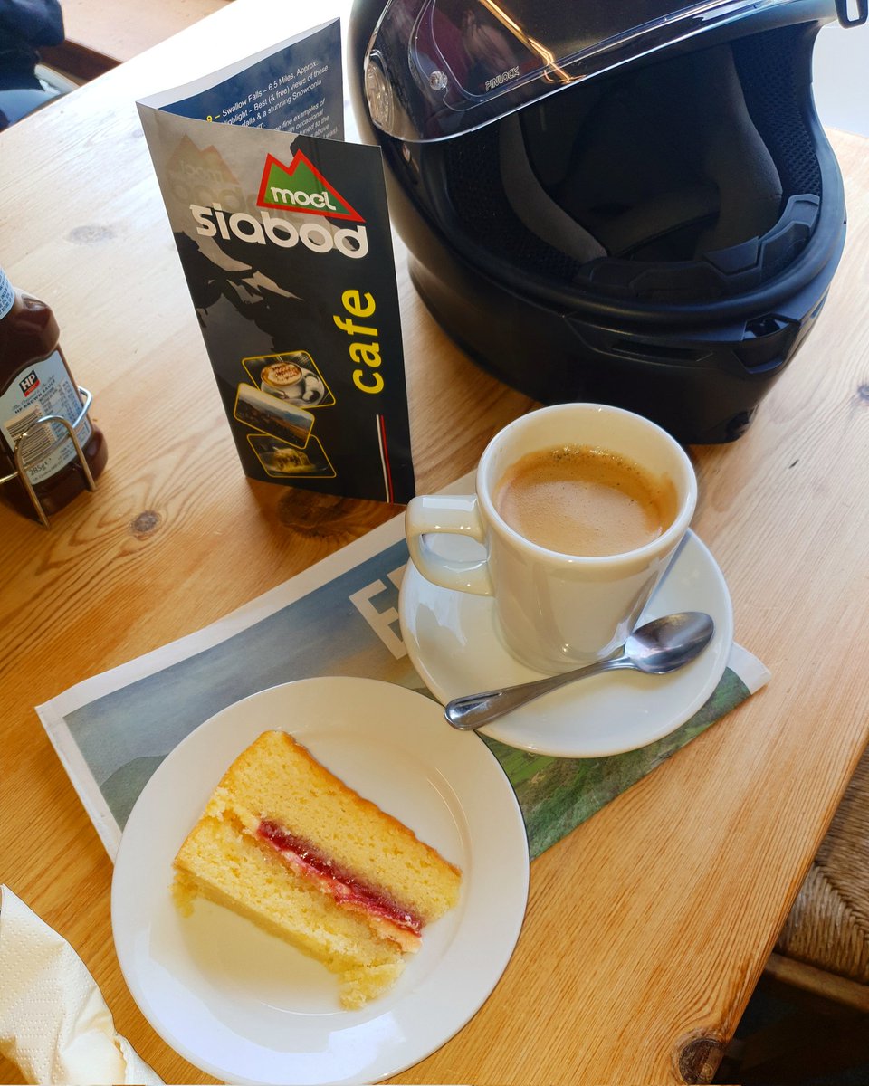 Cake for breakfast 🧁
Happy Birthday to me
45 today 👵🏻👵🏻👵🏻

#moelsiabod #snowdonianationalpark #cymru #eryri