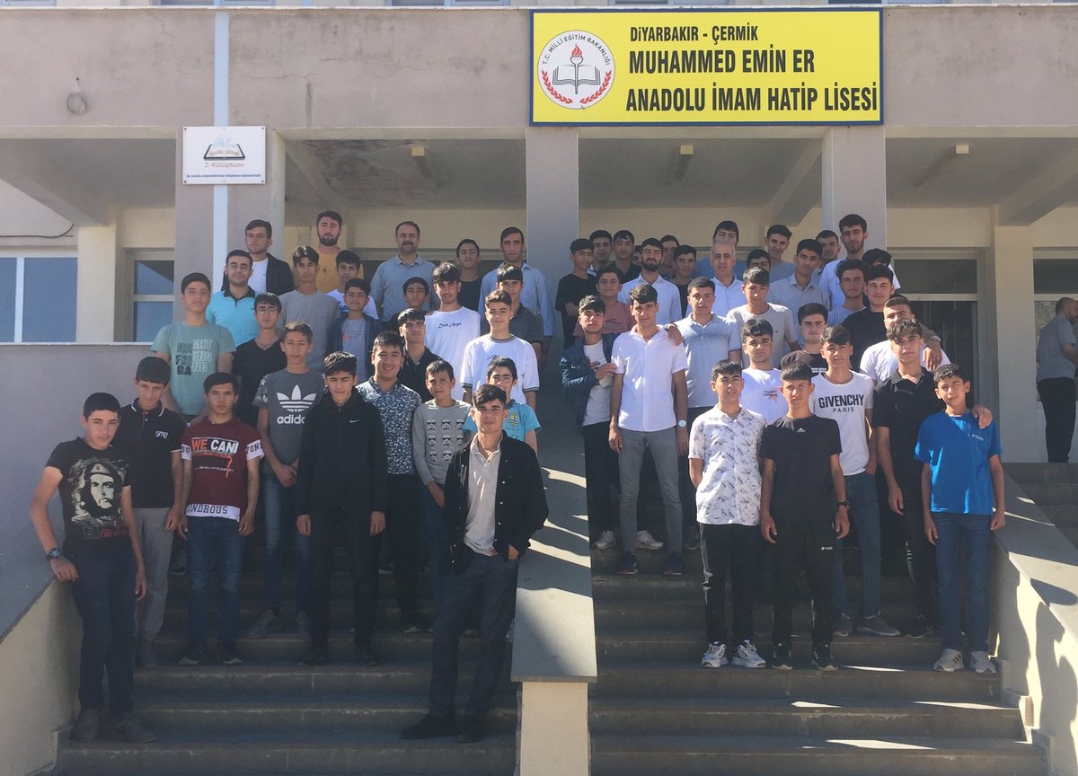 emin_aihl's tweet photo. Öğrencilerimizi mezun ettik. Yolları açık olsun. https://t.co/iPW8x48Ksv