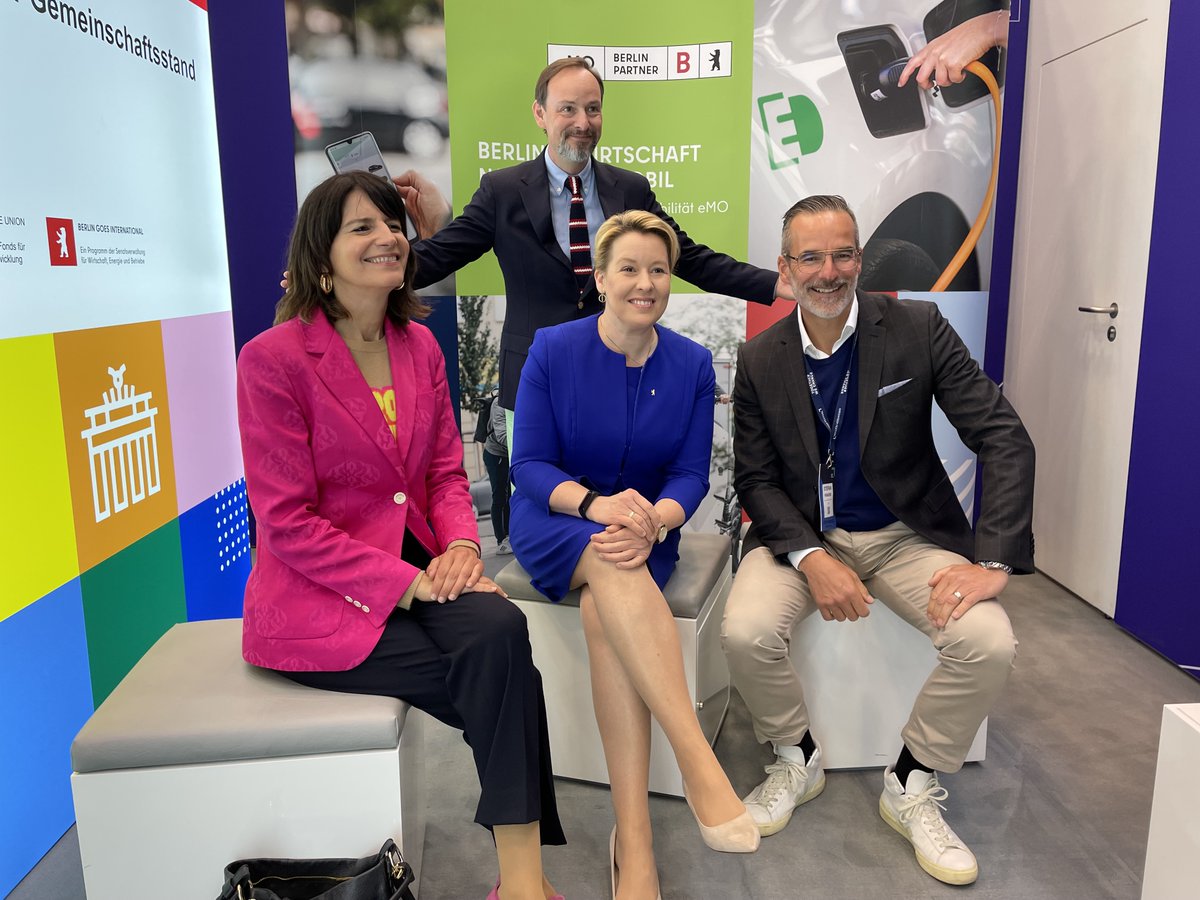 Berlin Partner (@berlinpartner) on Twitter photo Messerundgang beim <a href="/greentech_fest/">GREENTECH FESTIVAL</a>: Zusammen mit unserem CEO <a href="/docfranzke/">Dr. Stefan Franzke</a> besuchte Wirtschaftssenatorin <a href="/FranziskaGiffey/">Franziska Giffey</a> den Berlin-Brandenburg-Gemeinschaftsstand. Innovative Berliner Unternehmen präsentieren sich dort, wie #Nachhaltigkeit (neu) gedacht und umgesetzt werden kann. Messerundgang beim <a href="/greentech_fest/">GREENTECH FESTIVAL</a>: Zusammen mit unserem CEO <a href="/docfranzke/">Dr. Stefan Franzke</a> besuchte Wirtschaftssenatorin <a href="/FranziskaGiffey/">Franziska Giffey</a> den Berlin-Brandenburg-Gemeinschaftsstand. Innovative Berliner Unternehmen präsentieren sich dort, wie #Nachhaltigkeit (neu) gedacht und umgesetzt werden kann.