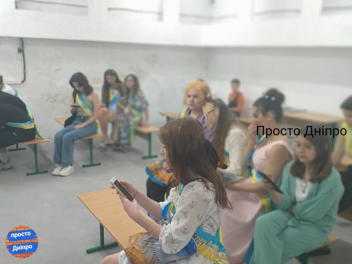 UkraineEugenia's tweet image. This is how children of #Dnipro celebrating graduation from school together with parents .

Unable to enjoy one of the most important moments of their youth- kids are locked in the basements because of #Russian missile terror 

#lifeinukraine #RussiaIsATerroristState
