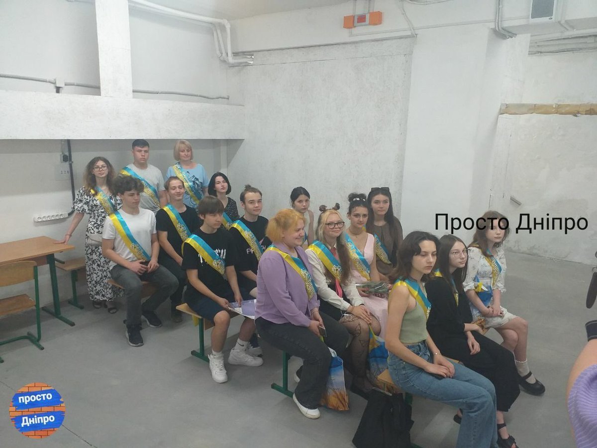 UkraineEugenia's tweet image. This is how children of #Dnipro celebrating graduation from school together with parents .

Unable to enjoy one of the most important moments of their youth- kids are locked in the basements because of #Russian missile terror 

#lifeinukraine #RussiaIsATerroristState