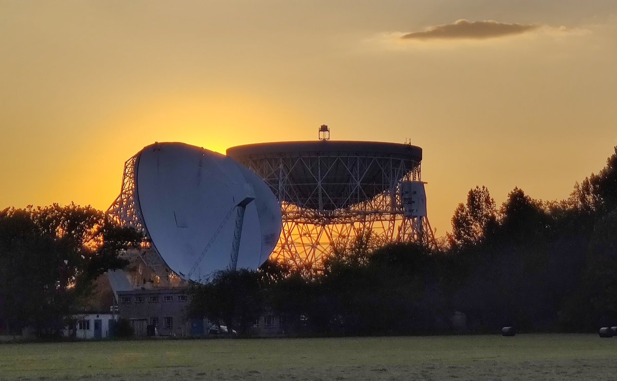 A rather splendid view of #jodrellbank as we left following yesterday's brilliant Lovell Lecture from @AMBroomhall . So many thoughts about sound waves in the Sun.