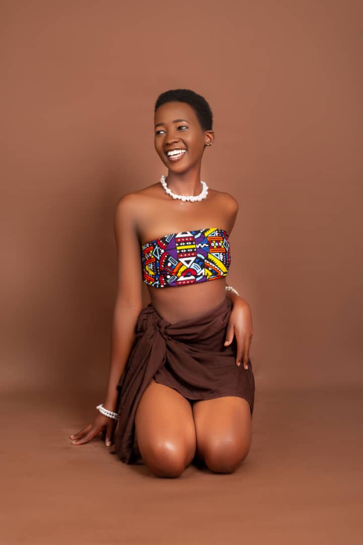 White beads in Alur express fertility and beauty. Girls make them out of white seeds of a grassy plant called 'Piwang Maria' (Tears of Mary). A girl gifts a waist-bead to a would-be husband with a secret pink-plant-paint to spy on his sexual acts. 

Happy #DAC2023

📸 <a href="/Jaliah/">Ania W.</a>