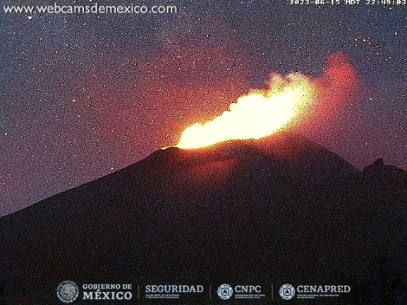 🌋 Actividad del #Volcán #Popocatépetl esta noche.
Vista: #Tlamacas.
🚦 Alerta Volcánica: #AmarilloFase2.
🚷 Respeta el radio de exclusión de 12 km.
Vía: #CENAPRED <a href="/CNPC_MX/">Coordinación Nacional de Protección Civil</a>.
webcamsdemexico.com/webcam/popocat…