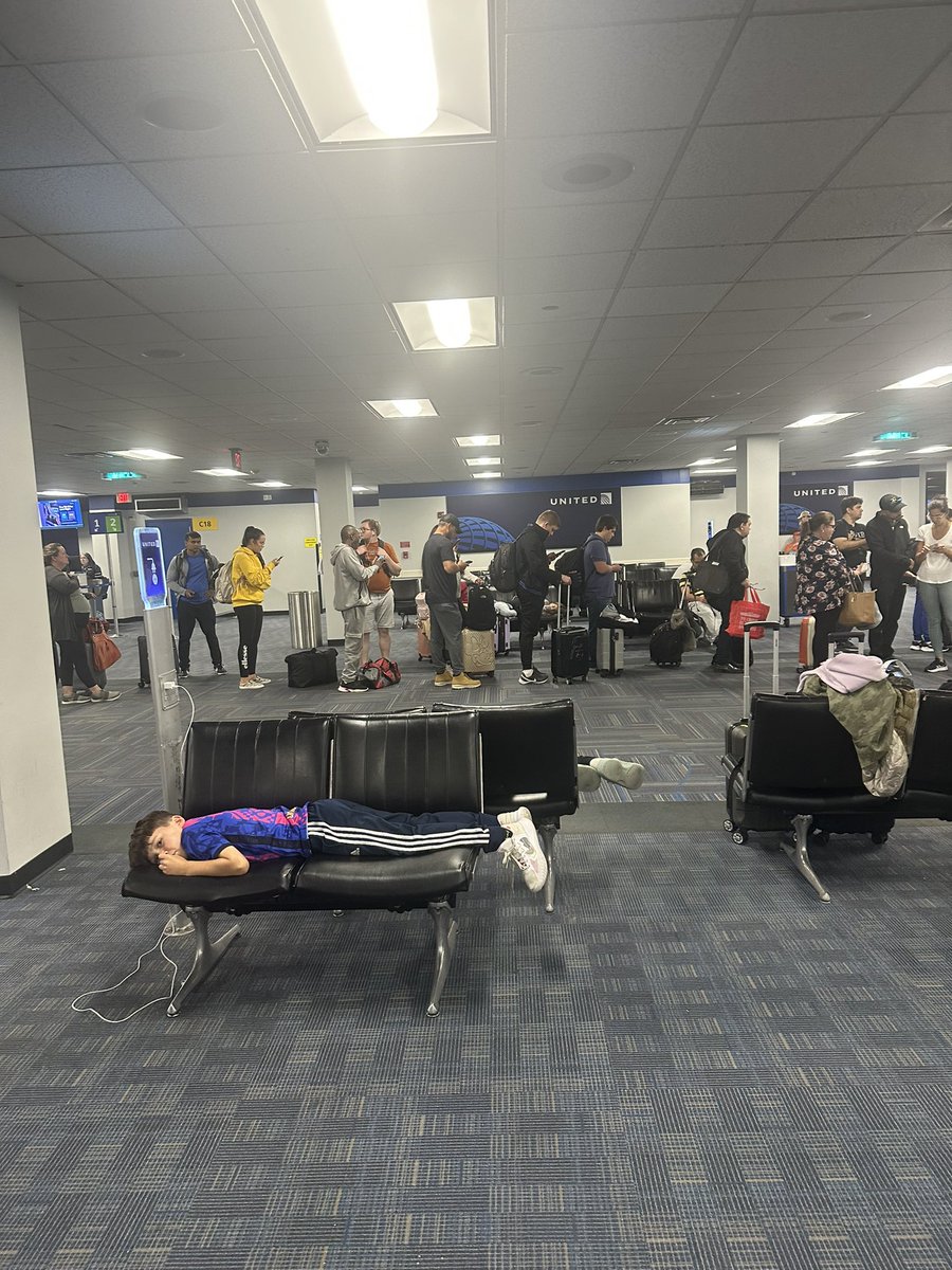 Current situation at <a href="/Dulles_Airport/">Dulles Airport (IAD)</a> <a href="/united/">United Airlines</a> Unbelievable! Will get stuck in São Paulo again! #unitedfail My kids are sleeping!!! We’ve been here since 7:40 pm