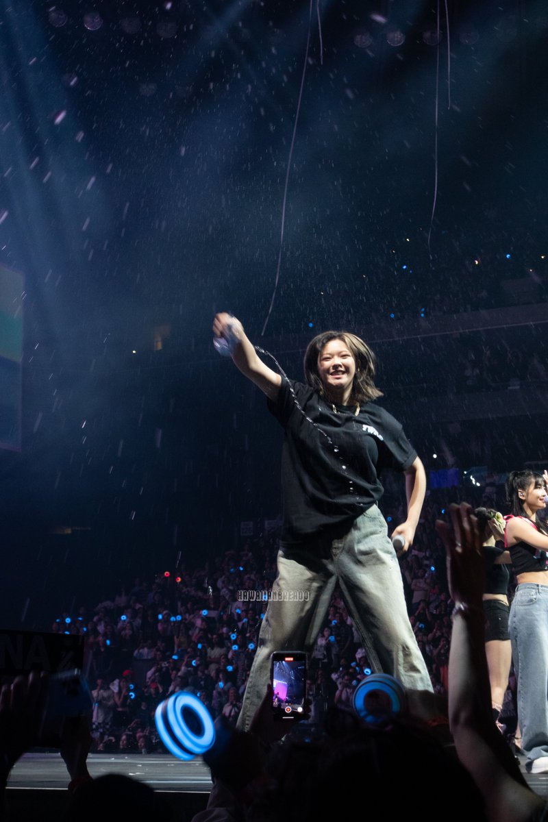 230612 JEONGYEON SPLASHING WATER ON US
#JEONGYEON #TWICE #TWICE_5TH_WORLD_TOUR #TWICE_5TH_WORLD_TOUR_IN_OAKLAND