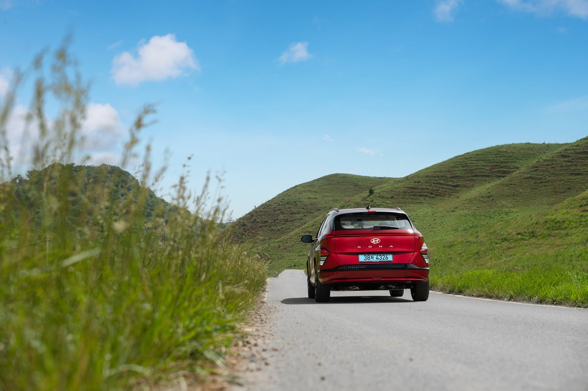 Soak in the sunny vibes with the stylish #Hyundai #KonaElectric.

#KONA #HyundaiKONA #EV #ElectricCar #EcoFriendly #CarDesign #CarPhotography