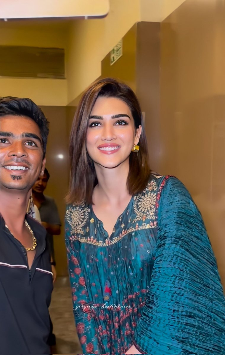 Gorgeouskriti's tweet photo. Kriti and her family at #Adipursh screening Last night 💖😍

Adipurush is out ! 

#KritiSanon #AdipurushWithFamily #AdipurushOnJune16 https://t.co/A0Le2jhZlD
