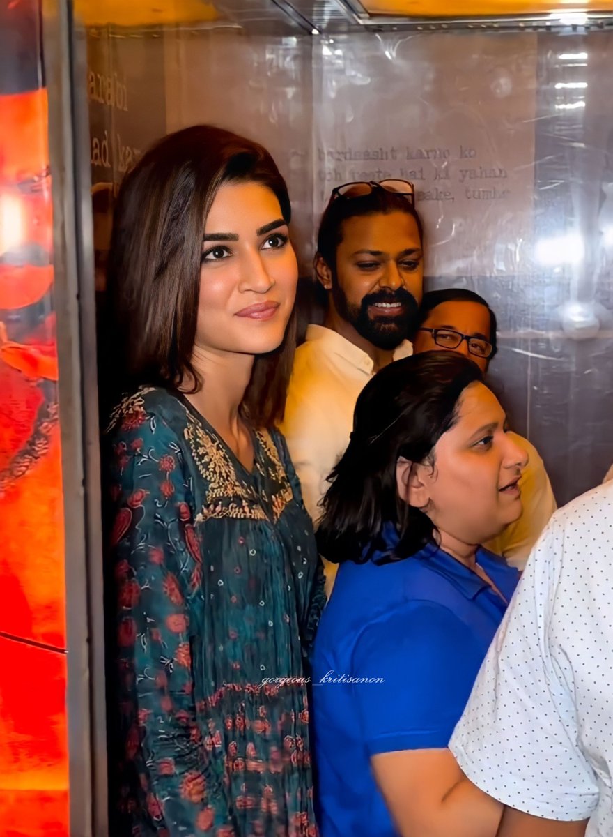 Gorgeouskriti's tweet photo. Kriti and her family at #Adipursh screening Last night 💖😍

Adipurush is out ! 

#KritiSanon #AdipurushWithFamily #AdipurushOnJune16 https://t.co/A0Le2jhZlD
