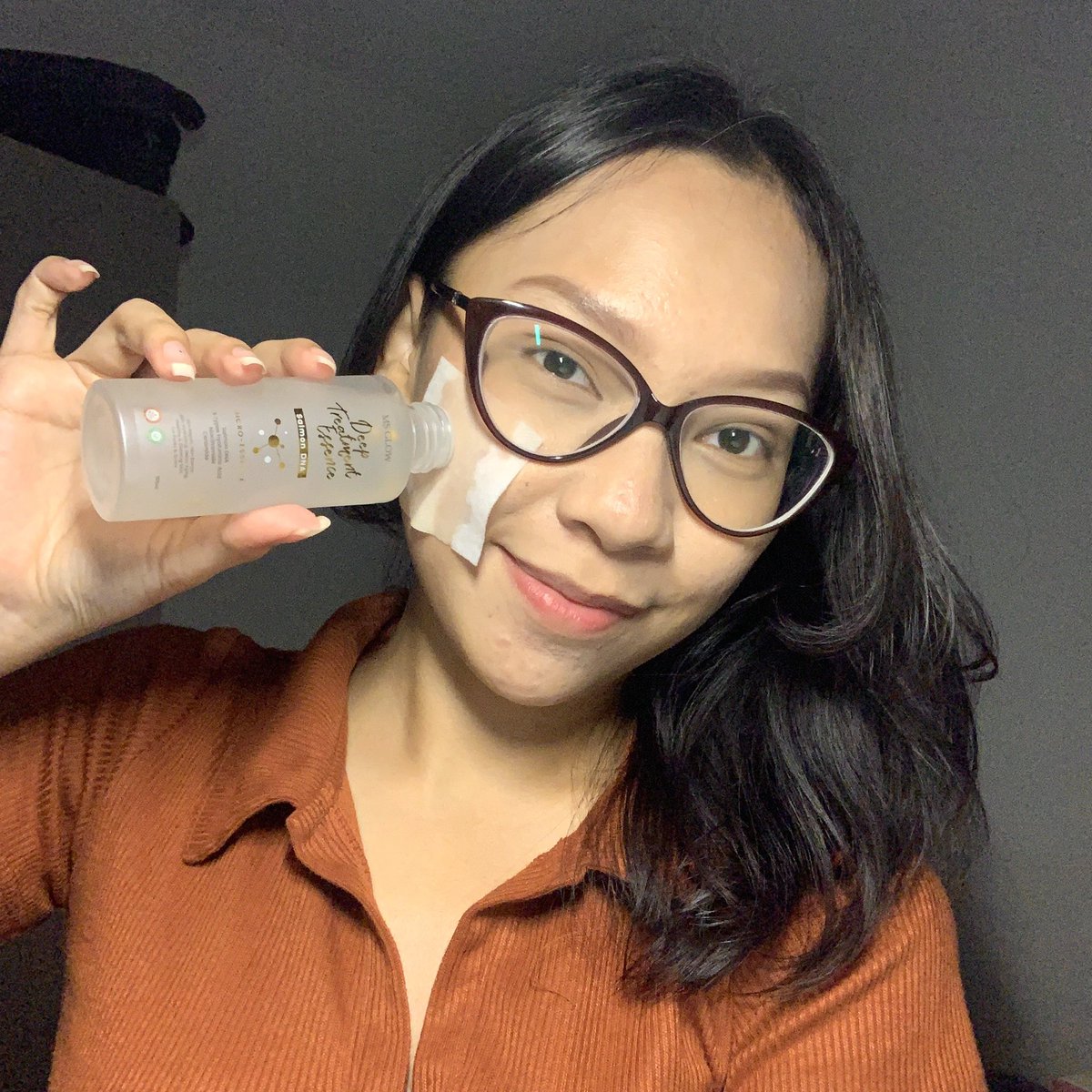 beautybylak's tweet photo. aku punya tips buat kalian yang pengen nyamarin bekas jerawat dan benerin skin barrier!
disini aku pake salmon DNA essence & whitening gold serum dari @msglowbeauty
#msglow #msglowbeauty https://t.co/PEAU5sRxLD