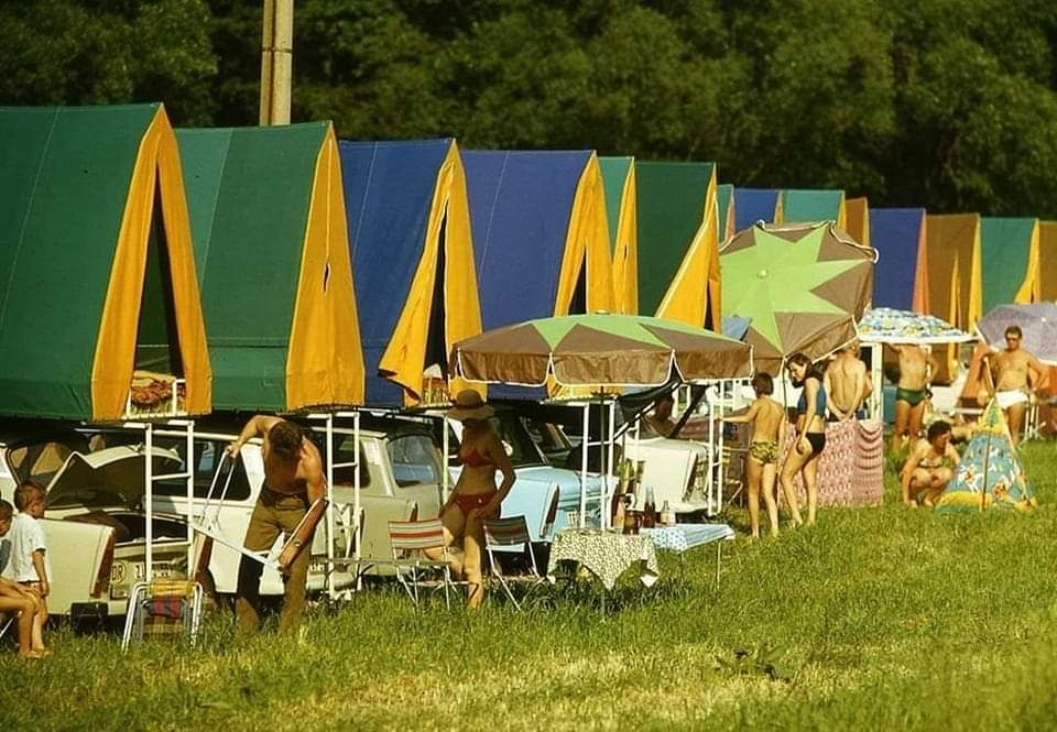 DDR_Reklame's tweet photo. In der DDR gab es seit 1976 ein sehr einfaches Dachzelt für den Trabant, das nach dem Hersteller offiziell als Müller-Autodachzelt bezeichnet und im Volksmund Pension Sachsenruh genannt wurde.

#DDRUrlaub #Dachzelt #Trabi #Camping #DDR #GDR #Ostalgie #EastGermany https://t.co/Av2rw9FmDA