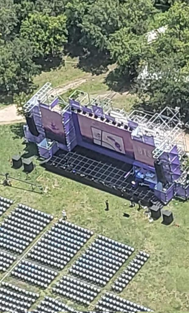 they are preparing the stage for the event tomorrow ohmygod armys are gonna see namjoon up close 🥺