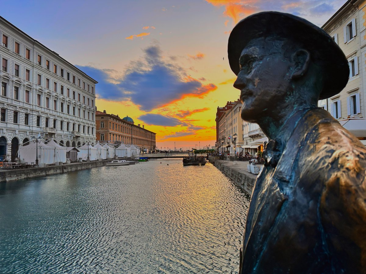 VisitFVG's tweet photo. Oggi in tutto il Mondo si celebra il #Bloomsday! ✒️ 
Celebra #JamesJoyce a Trieste, la città dove visse dal 1905 al 1915 e immergiti nel capitolo "Circe" dell'Ulisse
📅 16-18/06: 3 giorni di fantastici eventi 📚 
👉 https://t.co/LdkQi46BZj
#vienicomesei #BloomsdayTrieste https://t.co/16HPPbp869