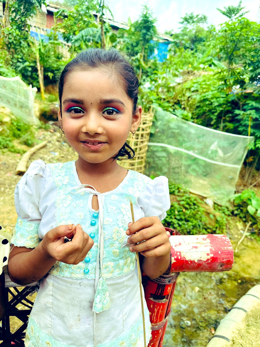 RahiKhushi1's tweet photo. A captivating smile, mesmerizing eyes, and a story untold. In this moment, the Rohingya girl's essence shines through, captivating hearts with her grace and resilience."
#streetphotography #RohingyaChild https://t.co/UaDsCyZ2J3