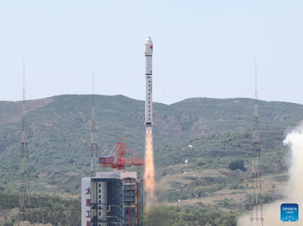 chinaorgcn's tweet photo. China launched a Long March-2D #rocket to place 41 #satellites in orbit on Thursday, setting a domestic record for the most satellites lifted in one go. #LongMarchRocket #Space https://t.co/iZXfIcNxsS https://t.co/NBthDPYoRP