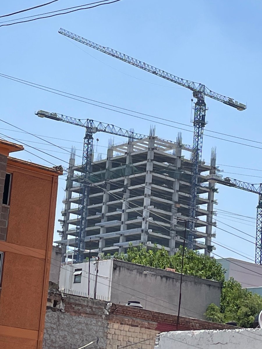 2012i8's tweet photo. @JulyVarga Esta obra está clausurada sigue operando sin parar 
Ya vieron cuantos pisos van 😱
Expuso colegio de niños 
@martibatres 
@SEP_mx 
#EspacioCondesa

#CartelInmobiliario https://t.co/LJ2qy7B11L