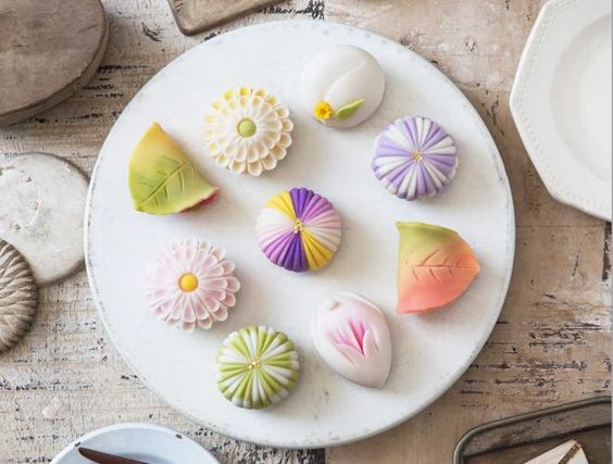 Shuilian_MPC's tweet photo. 🍡: วันนี้เป็นวัน Wagashi day หรือวันขนมหวานของญี่ปุ่นนะคะ ทางร้าน Wisteria เลยมีโปรซื้อเซ็ต 1 แถม 1 นะคะ มาอุดหนุนกันได้น้าา 🍡🍡🍡 https://t.co/HxUQhhXbT0