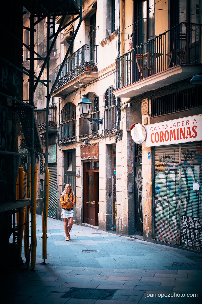 Curious glances through the #alleys of the #GothicQuarter

📸 Fujifilm X-T4

📷 Fujinon XF 35mm F2 R WR

⚙️ ISO 320 - f/2.0 - Shutter 1/640

#barcelona #city #street #streetphotography #streetphotographer #urban #urbanphotography #balconies #lantern #butchery #graffiti #works…