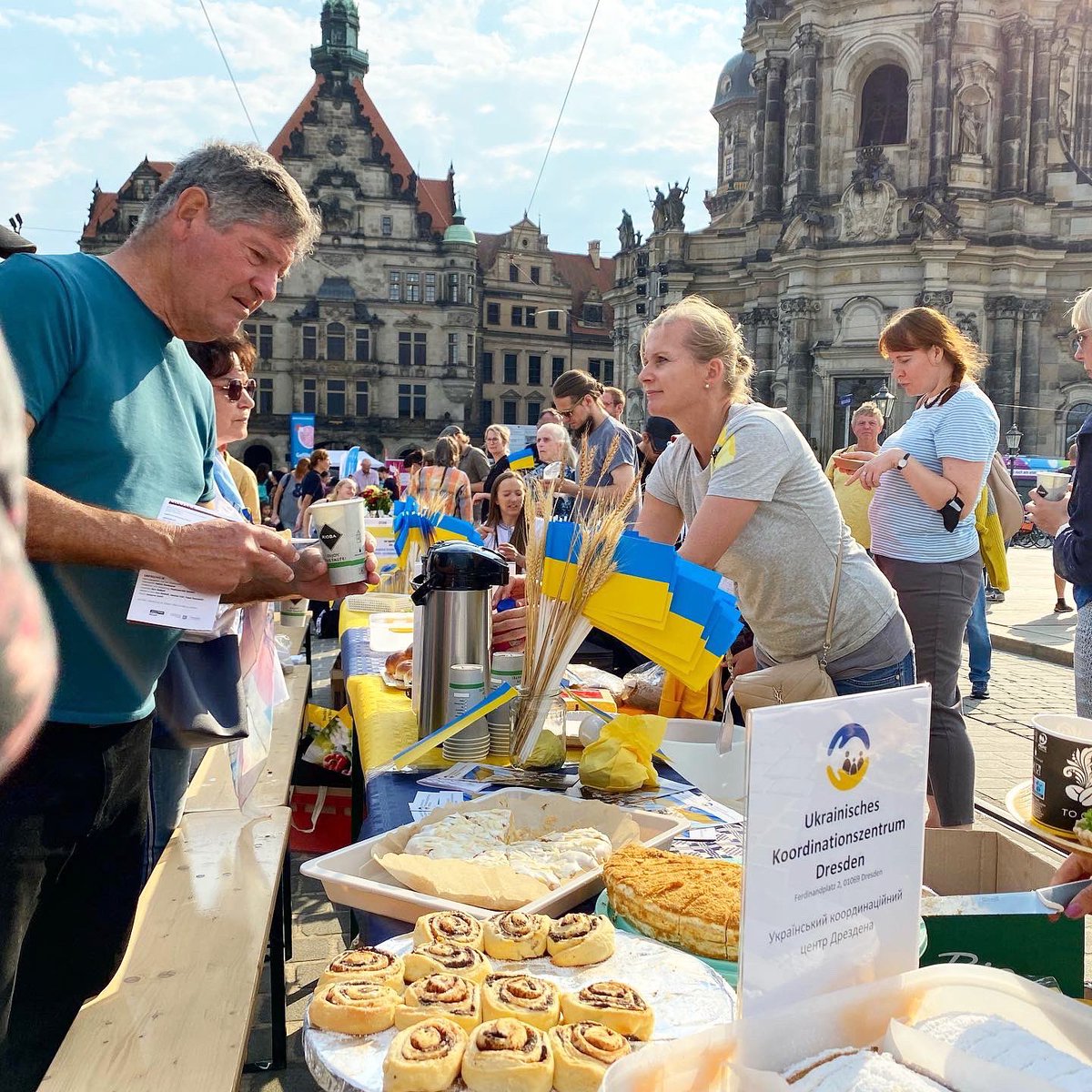 BuntesDresden's tweet photo. 🫶#Gastmahl4all in Dresden🍴
Anmeldungen für Kulturpartner:innen : 16. Juni 2023 🎈

Dieses Jahr am 4. September, 16 bis 20 Uhr, auf der Augustusbrücke. Die Vorbereitungen laufen bereits. 

Alle Details: https://t.co/tw6uVCgRtu #DD0409 
Wir freuen uns auf das Miteinander. https://t.co/igGPi1qIcQ