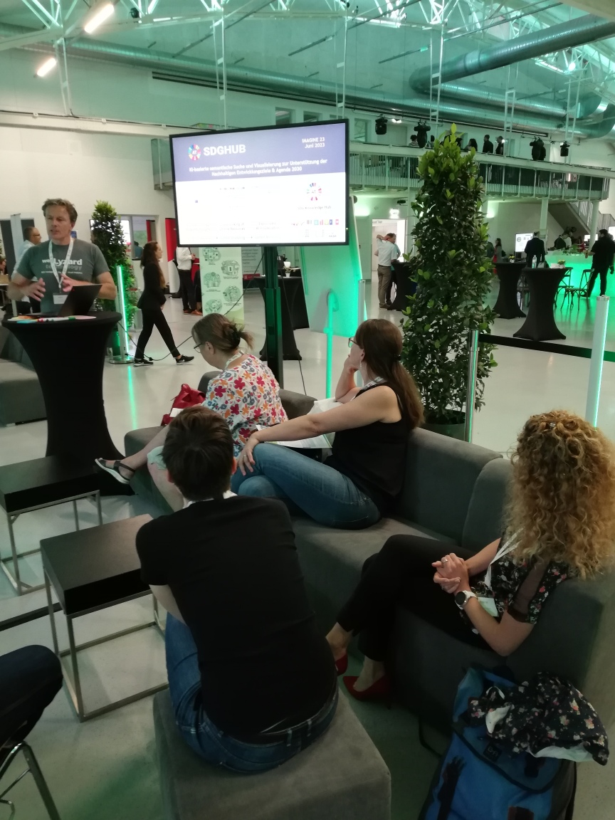 _CCCA_'s tweet photo. Auf der #Imagine23-Konferenz in Wien durften wir gemeinsam mit @webLyzard den #SDG-HUB &amp; das neue Visual Analytics Dashboard vorstellen! Danke für den spannenden Austausch &amp; die neuen Perspektiven für das Tool! #AIforGreen 💪💚

Infos zum SDG-HUB: https://t.co/S9AACsJryL https://t.co/5BBwuAdnsY