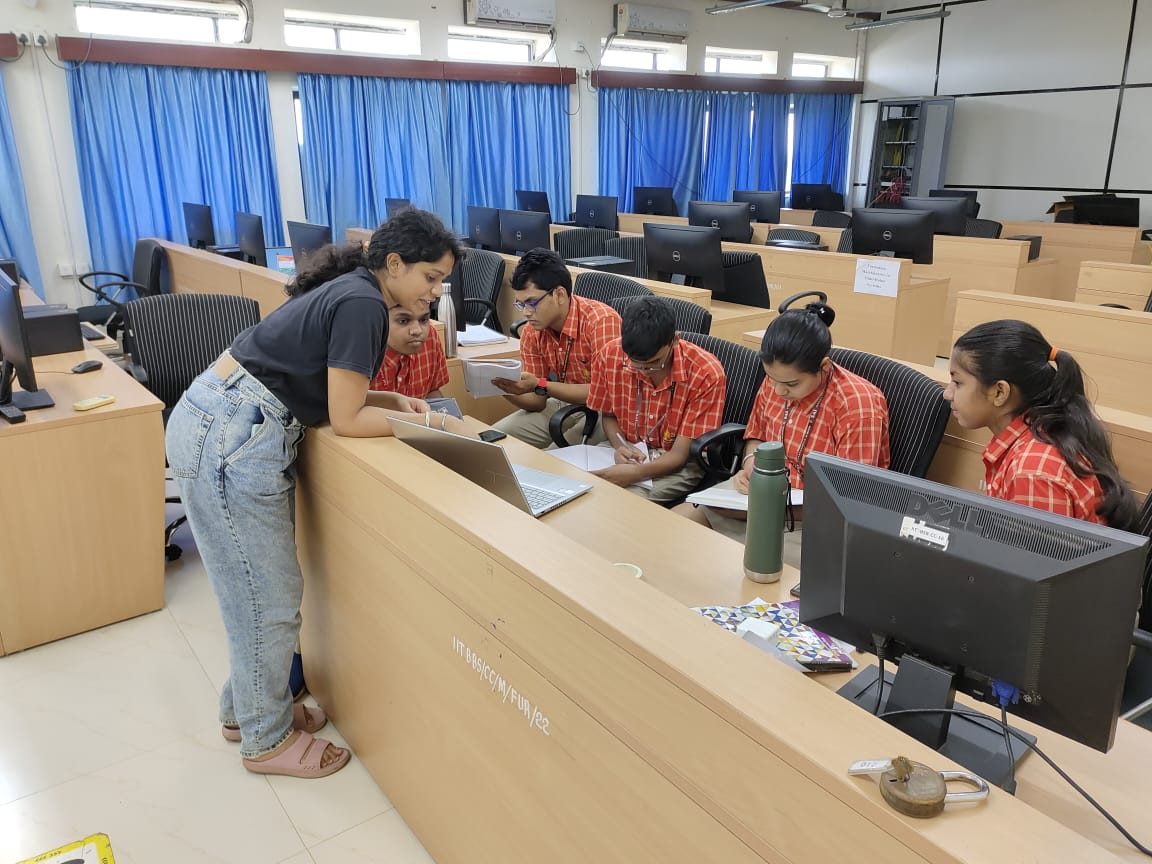 SAI_Edu_In's tweet photo. Immersed in a world of cutting-edge research, innovation, and academic excellence, our students had the privilege of collaborating closely with renowned professors and scholars at IIT, Bhubaneswar through SAI Prashikshan 2023. 
#SAIPrashikshan2023 #SAIInternshipProgram https://t.co/N39ADgmTei