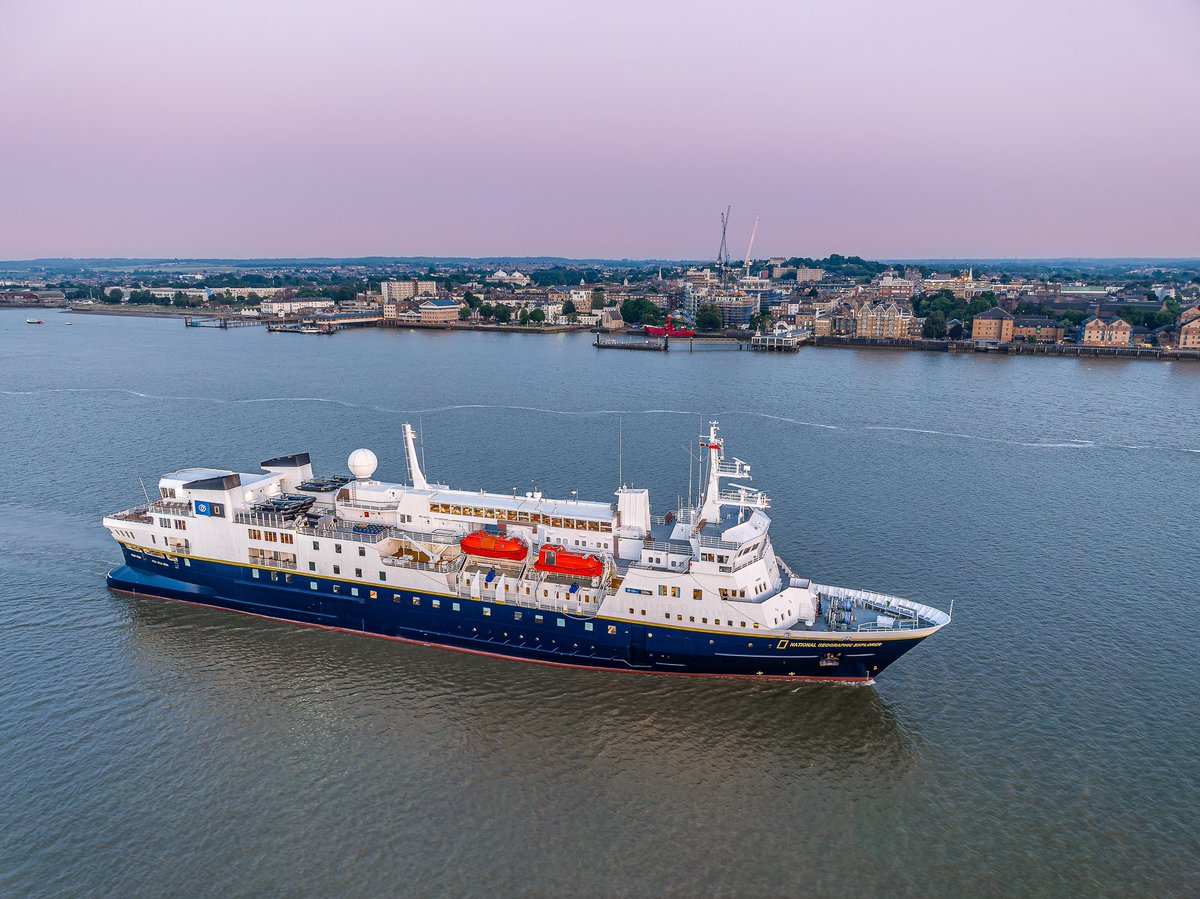 Expedition Ship National Geographic Explorer makes an appearance on the Thames. @LindbladExp #CruiseShip #expeditioncruise #Shipping #expedition #AdventureTime #polarexploration  #lindbladexpeditions #nationalgeographicexplorer #RiverThames #CruiseShipPhotographer @NatGeo