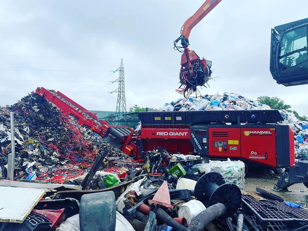 hammel_basa's tweet photo. RED GIANT: Helping to clean the area after the water catastrophe in Italy.
#REDGIANT #recycling https://t.co/rK23DLSSC2