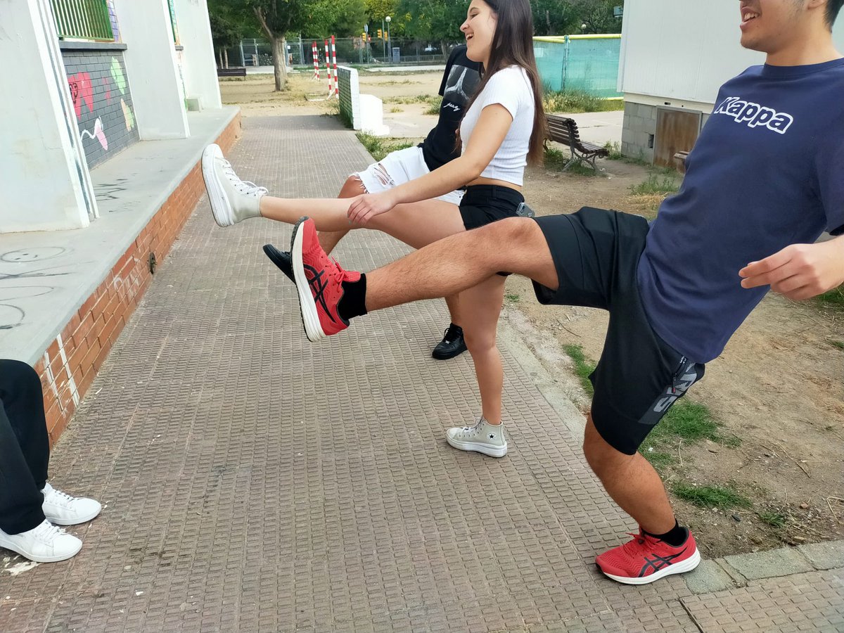 insjaumebotey's tweet photo. Quina és la millor manera de practicar els verbs de moviment? Moure's! #français #4rtESO #SomBotey https://t.co/ZfpxnJhDWz