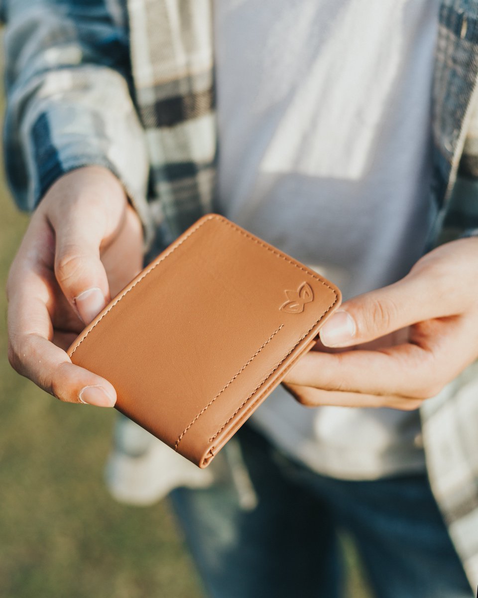 NrthElfOfficial's tweet photo. "When minimalism meets brown magic. The Atom in brown is the 'pocket-size adventure' you never knew you needed. It's small, it's mighty, it's brown-tastic!
#northelf
#wallet
#minimalism https://t.co/vWHhAMNI8o
