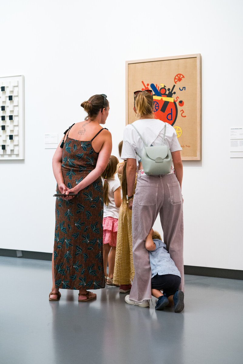 KOEL AF IN HET MUSEUM 🧊| Ontsnap in onze airco even aan de hitte én laat je meteen inspireren. Meer info over ons aanbod ☞ ap.lc/yftmv 📸 Boudewijn Bollmann
