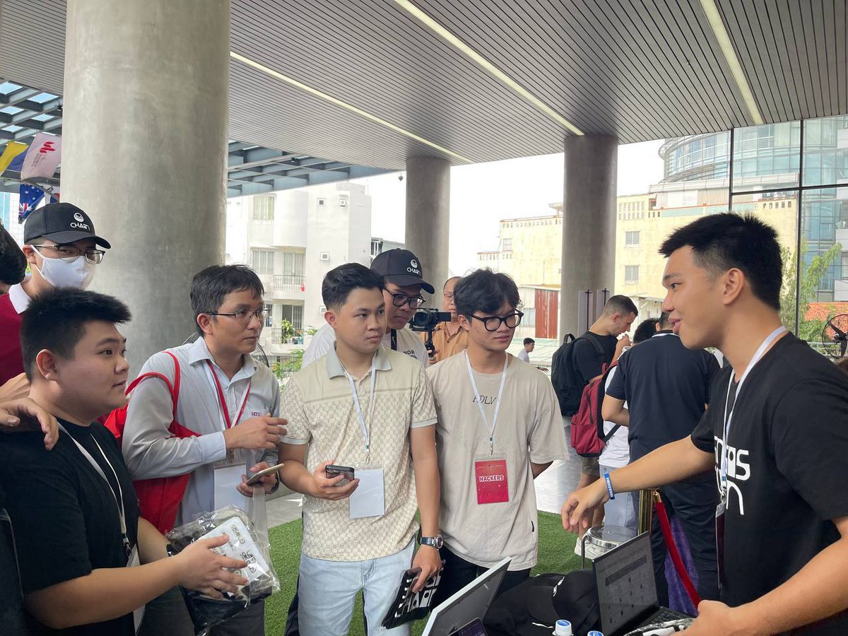 gnosischain's tweet photo. We're here at @buidl_asia Vietnam Hackathon 2023!🦉

Come visit Gnosis Chain booth, meet our team and buidl with us! 🛠 https://t.co/3TpdbFclzn