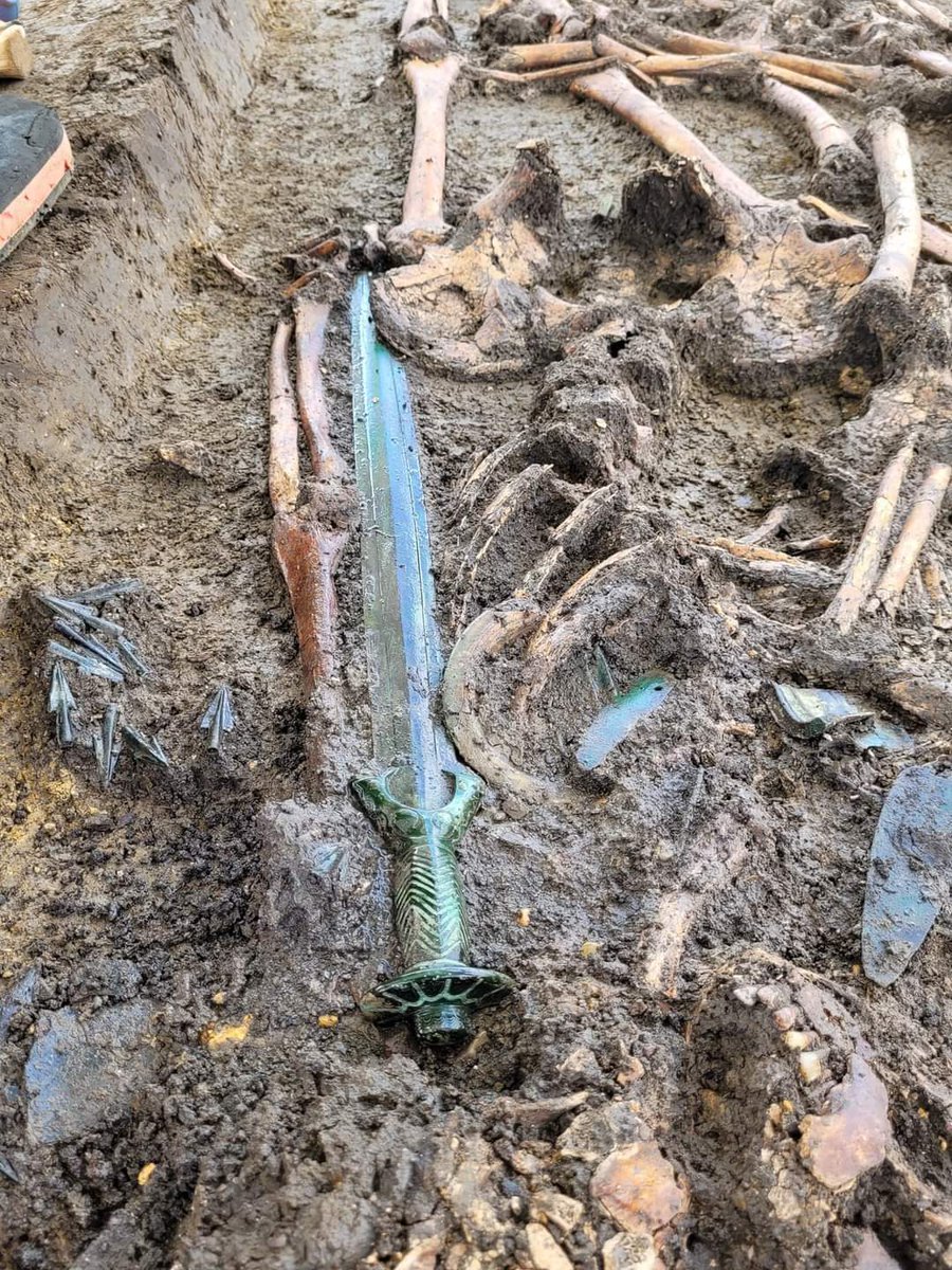 archeohistories's tweet photo. Archaeologists from Bavarian State Office for Preservation of Monuments have announced, discovery of a well-preserved 3000 year old Bronze Age Sword in Nördlingen, Bavaria, Germany.

#archaeohistories https://t.co/mfvLauahrB