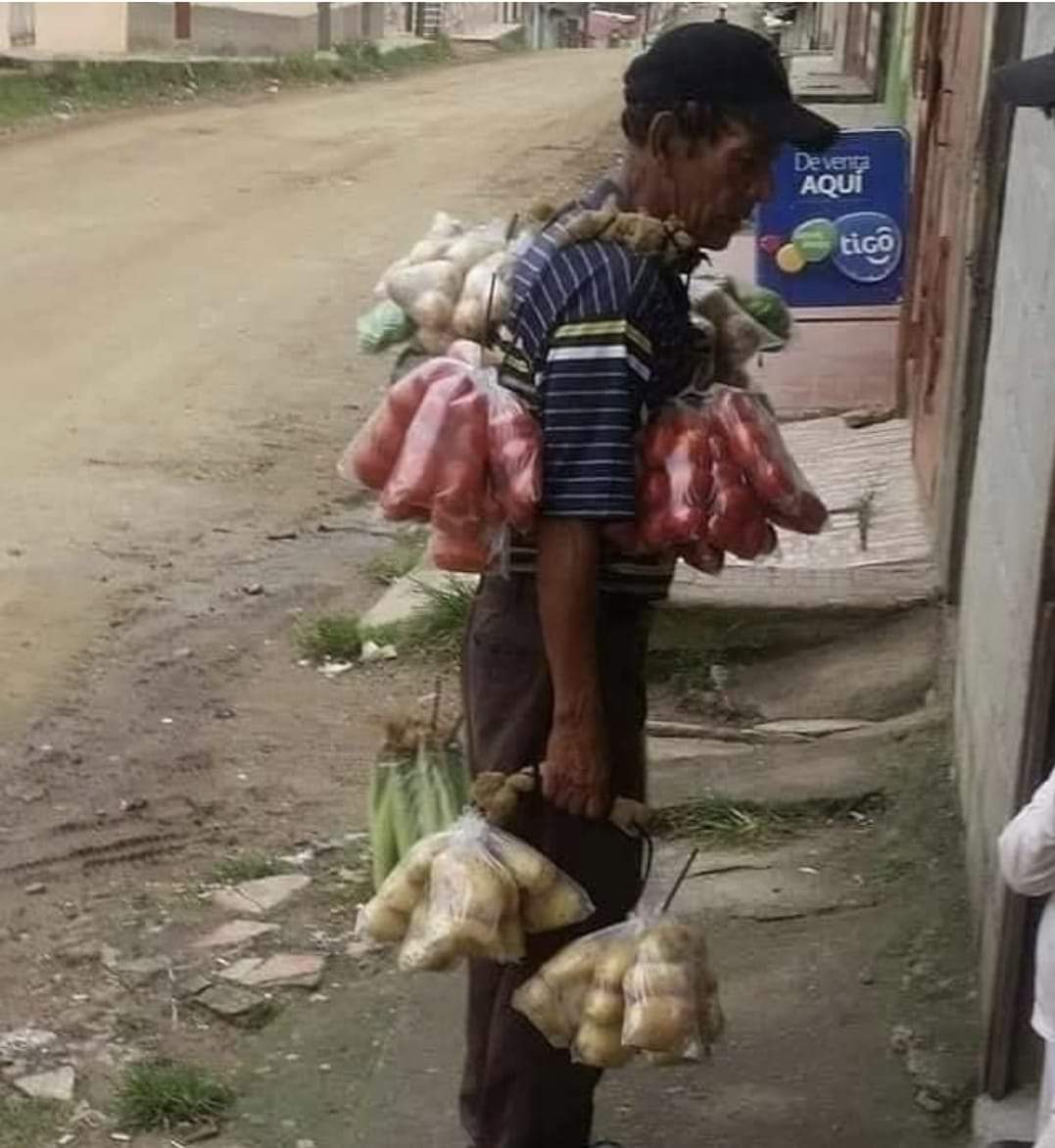 platoinformativ's tweet photo. Agradece lo mucho o lo poco que tus padres te brindan, aveces no sabemos el gran esfuerzo que hay detrás de ese humilde plato de comida.
Y aún así tienen la fortaleza de decirte:
Come tú hijo, yo ya comí... No tengo hambre 😓

Feliz día del padre! https://t.co/BQxSKXPPmd