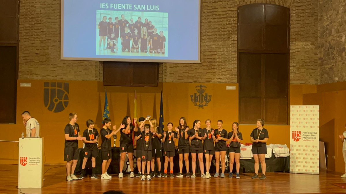 👏 Impresionantes resultados de los equipos de voleybol <a href="/IesFSL/">IES Font de Sant Lluís</a>, en la liga regular escolar mixta de Fundación Deportiva Municipal de Valencia, medalla de bronce del   infantil y del juvenil, medalla de oro del cadete y del juvenil B. !Enhorabuena equipos!